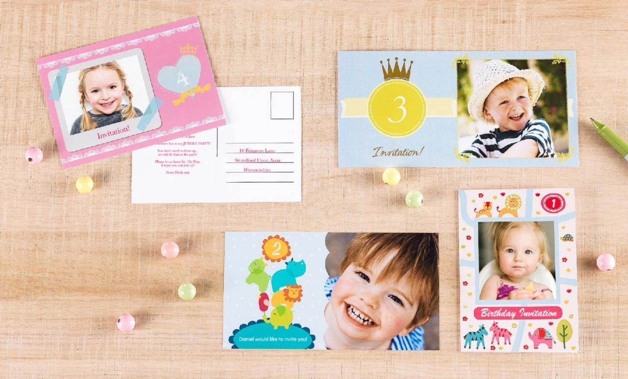 Cartes d'invitation festives pour un anniversaire d'enfants, décorées de motifs symboliques.