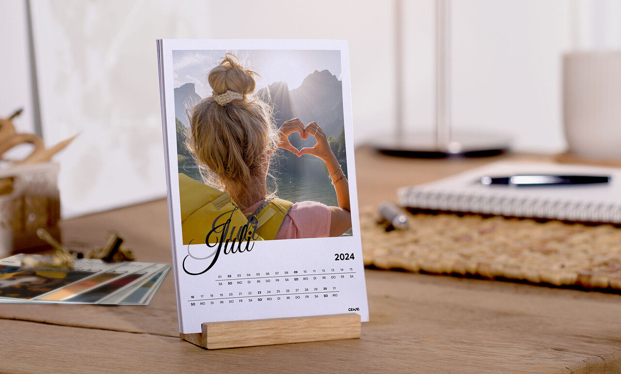 Calendrier de bureau gratuit pour juin 2025 avec une photo d'une personne formant un cœur.