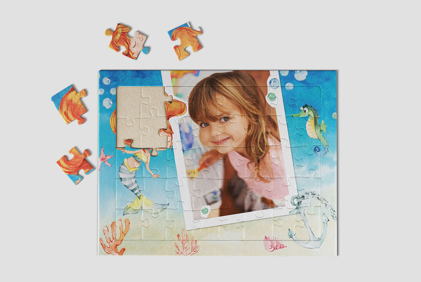 Puzzle coloré avec divers motifs marins et un extrait photo vide