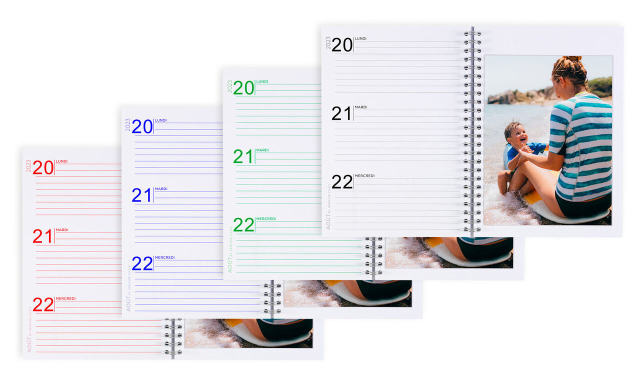 Calendrier photo ouvert avec enfant souriant et femme sur la plage