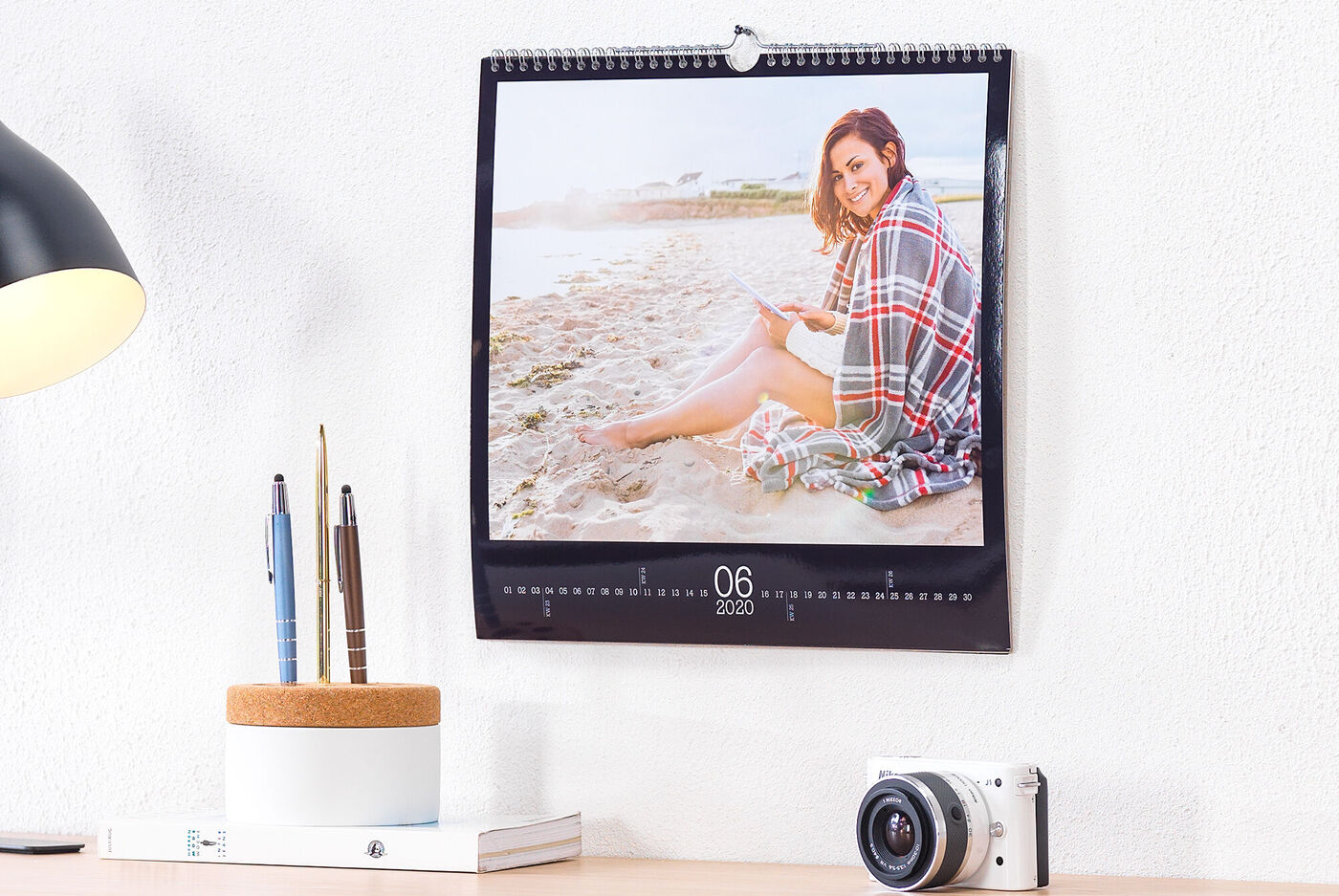 Un beau calendrier photo montre une personne lisant sur la plage.