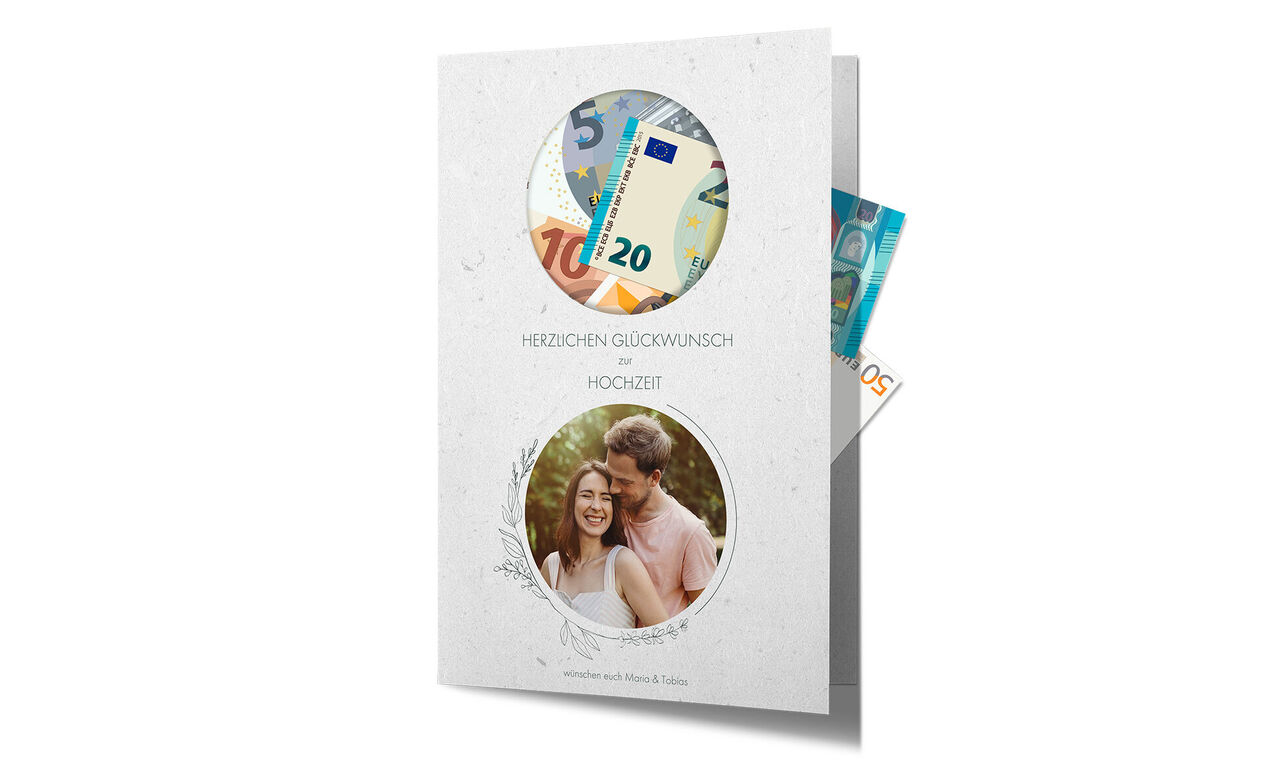 Une invitation de mariage créative avec des billets et un motif de cœur.