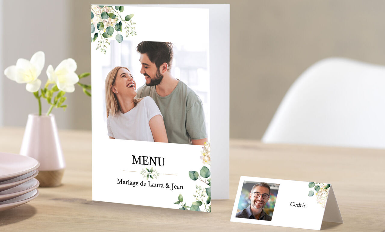 Menus élégants pour un mariage avec des accents floraux.