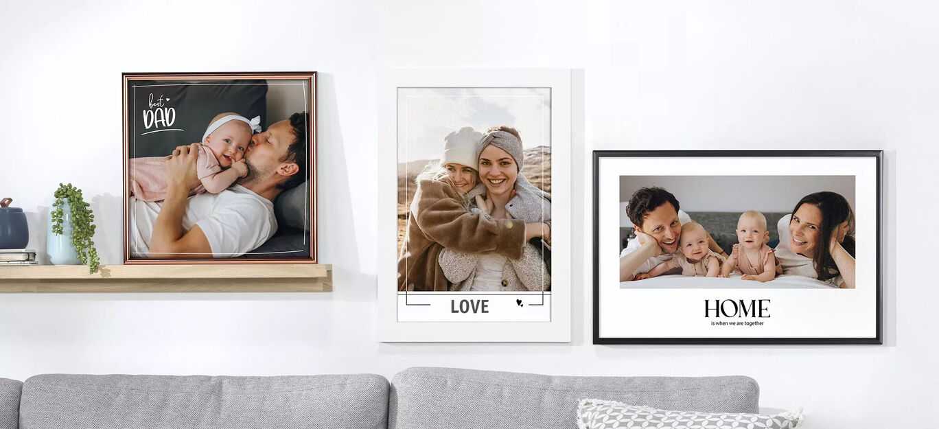Cadres photo familiaux charmants dans un salon moderne.