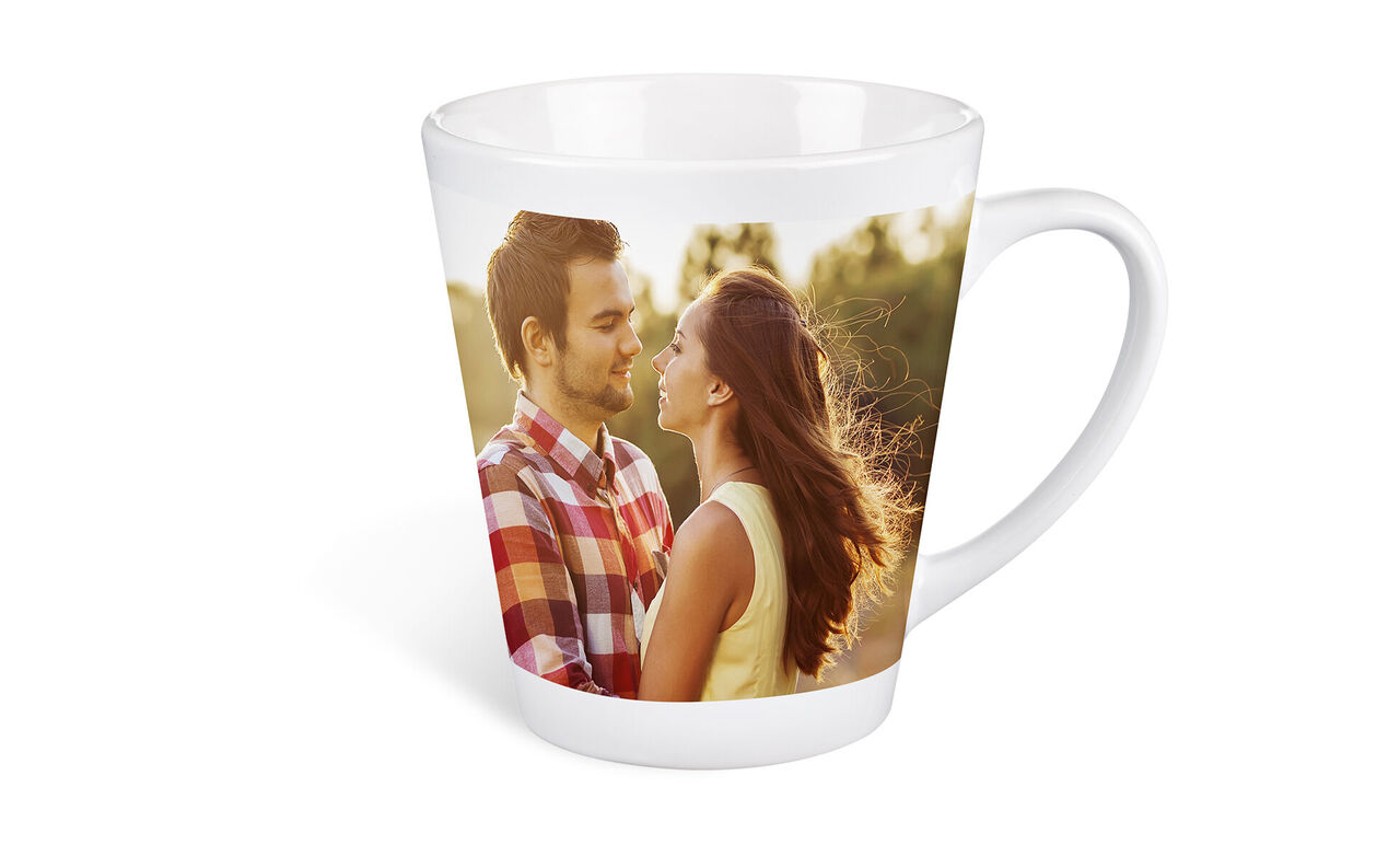 Une tasse avec un motif romantique d'un couple dans la nature.