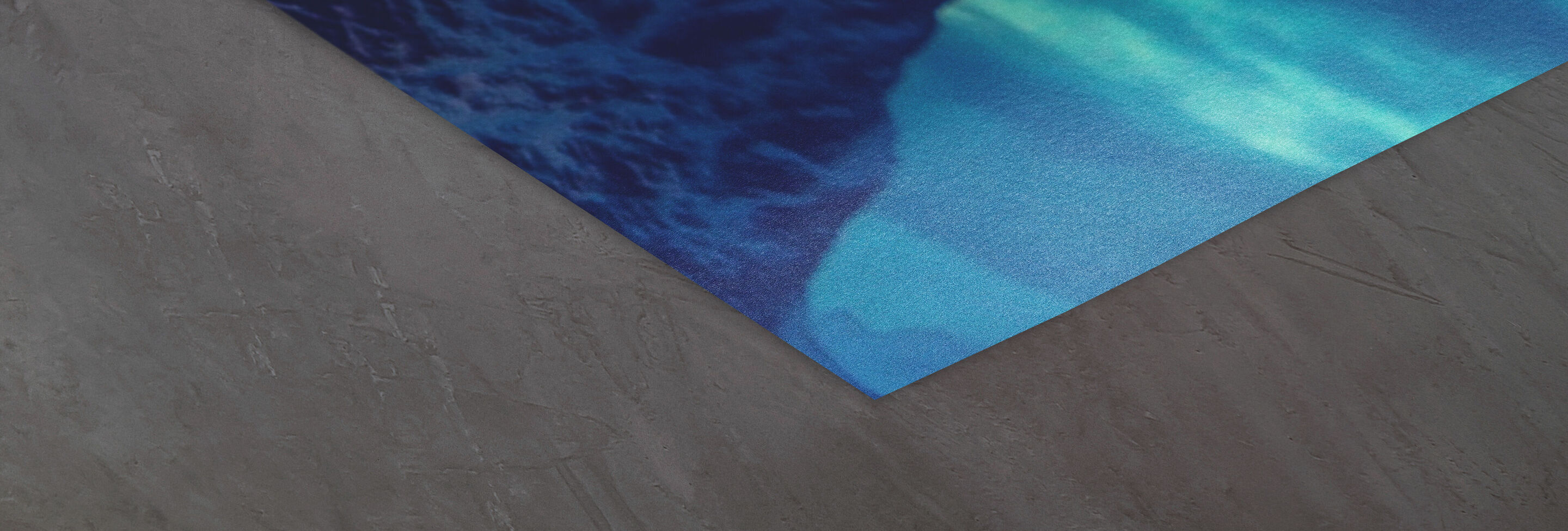 Gros plan d'un tapis photo bleu sur fond gris