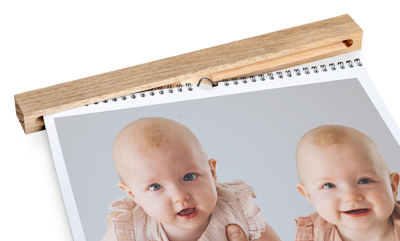 Deux bébés souriants sont représentés sur un calendrier photo.