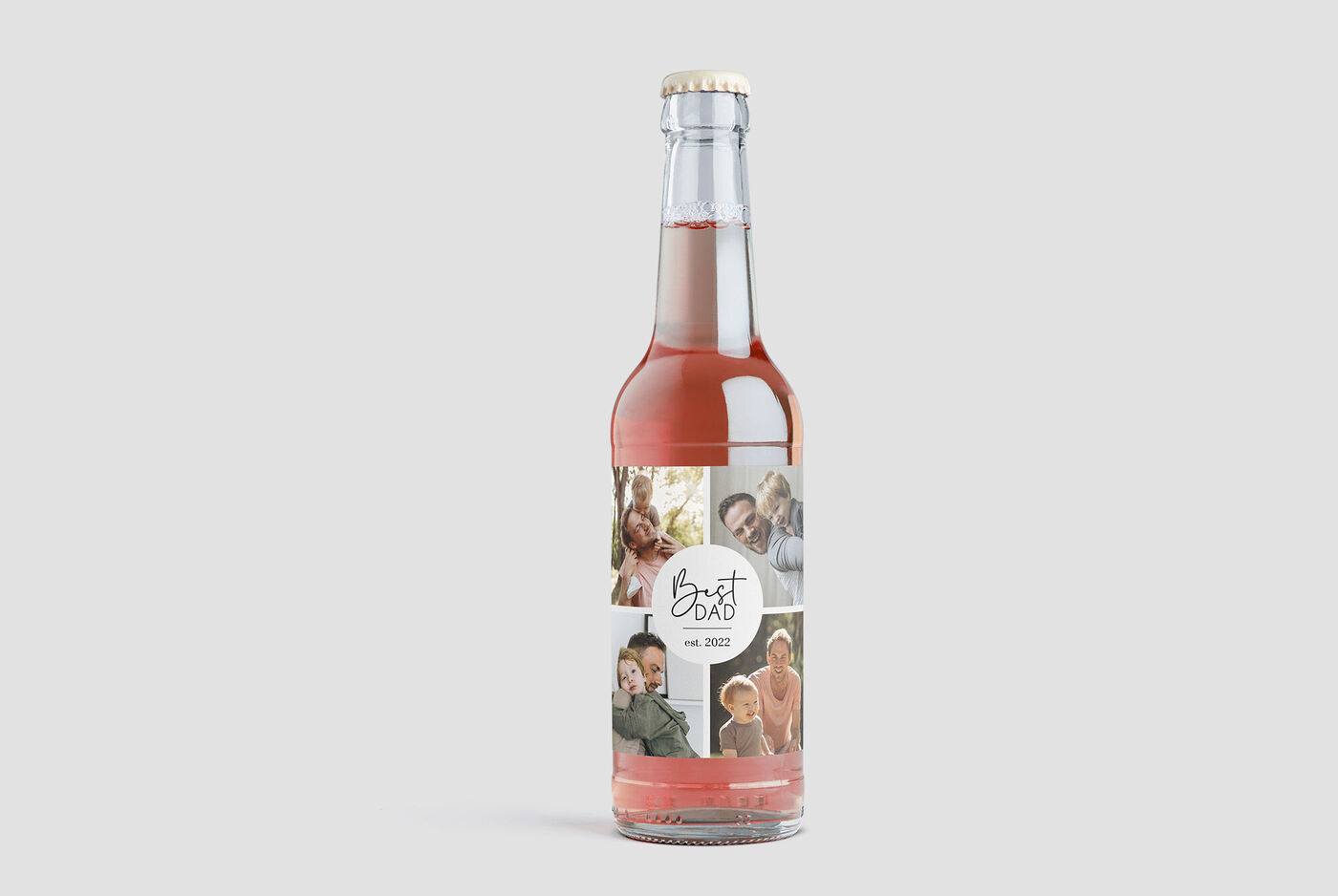 Bouteille décorative avec une boisson rafraîchissante et des photos de personnes heureuses en arrière-plan.