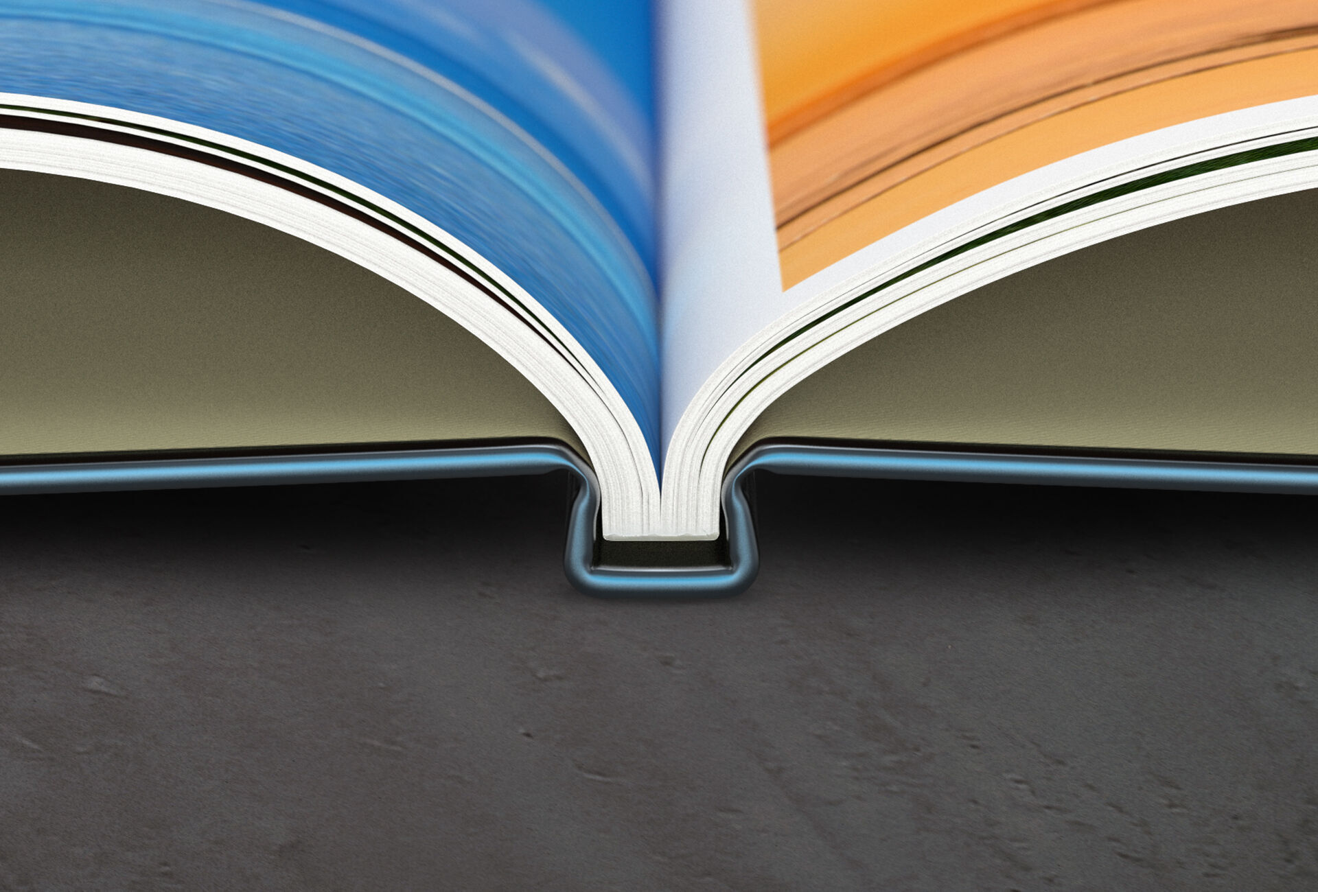 Livre photo ouvert avec des pages colorées, posé sur une table