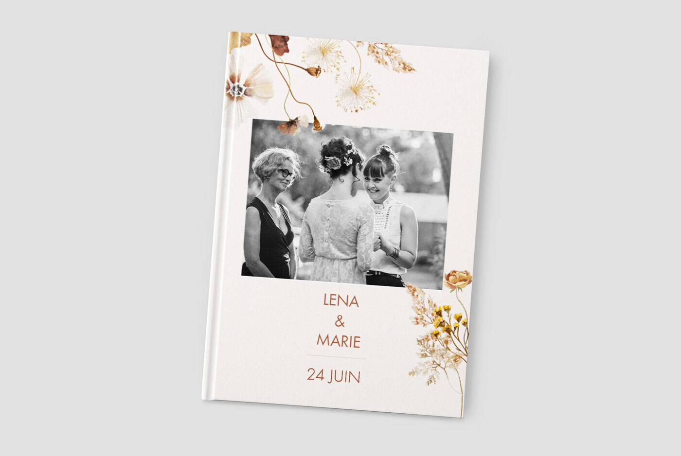 Un magnifique livre photo CEWE avec un design floral et un échange entre amis.