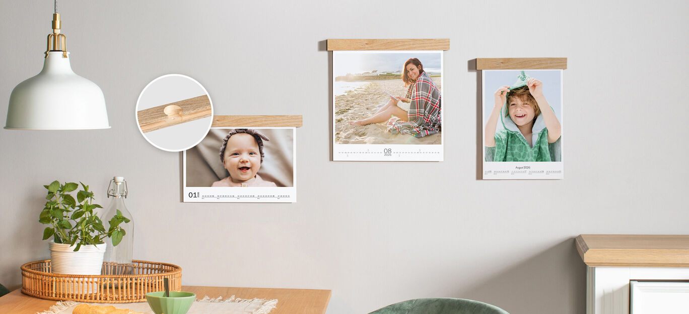 Trois images dans une pièce moderne, deux montrent des moments de détente à la plage et une photo de bébé. Une plante et un lampadaire complètent l'atmosphère.