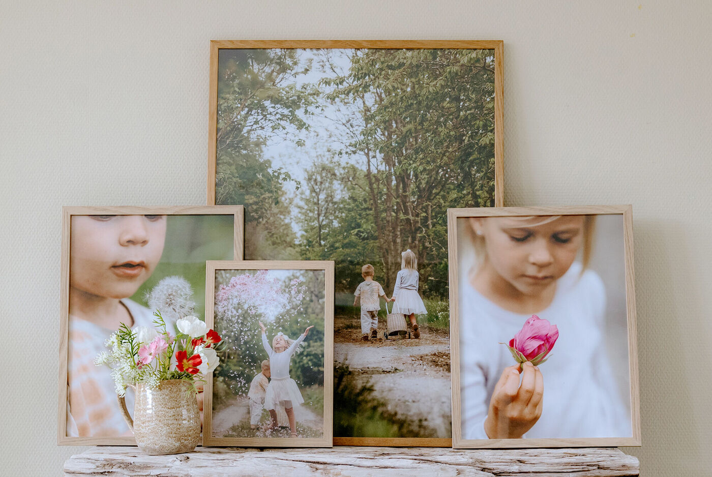Une belle disposition d’images et un vase à fleurs sur une table.