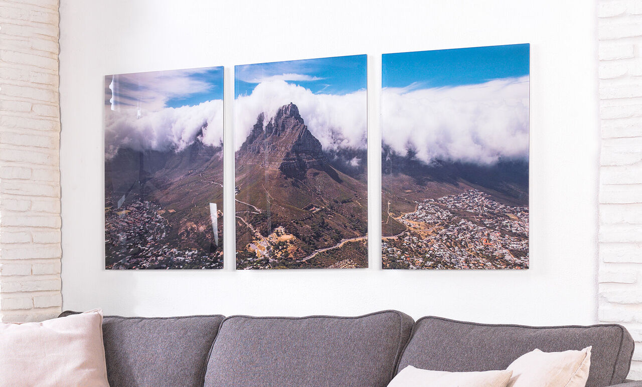 Trois images reliées d'une vue panoramique de montagnes avec des nuages en arrière-plan.
