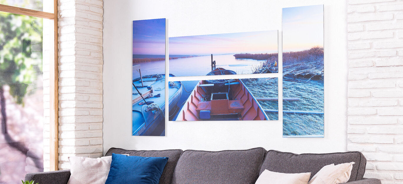 Vue sur un mur avec une œuvre moderne montrant une vue de bateau en nature.
