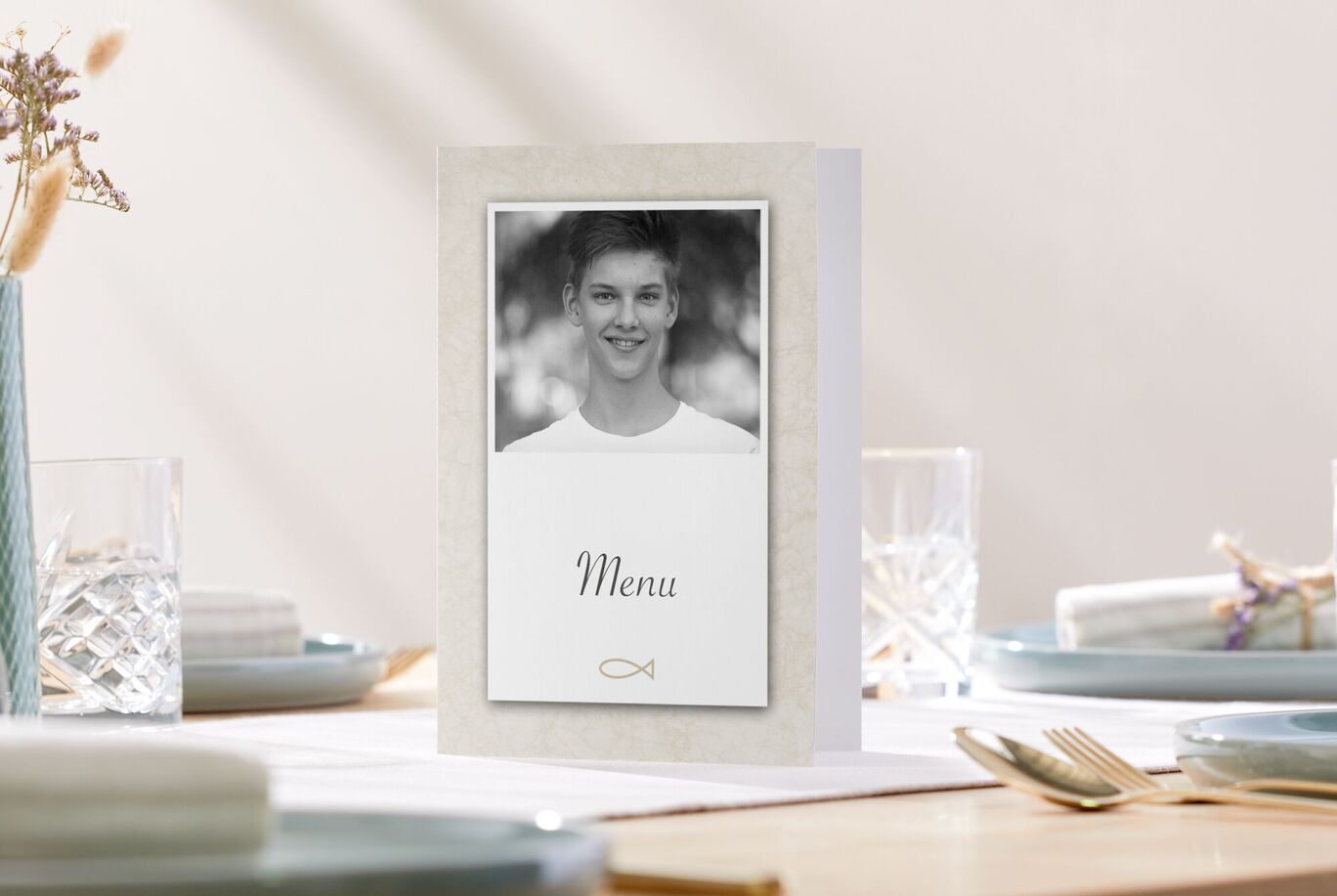 Cartes de menu élégantes sur une table festivement dressée