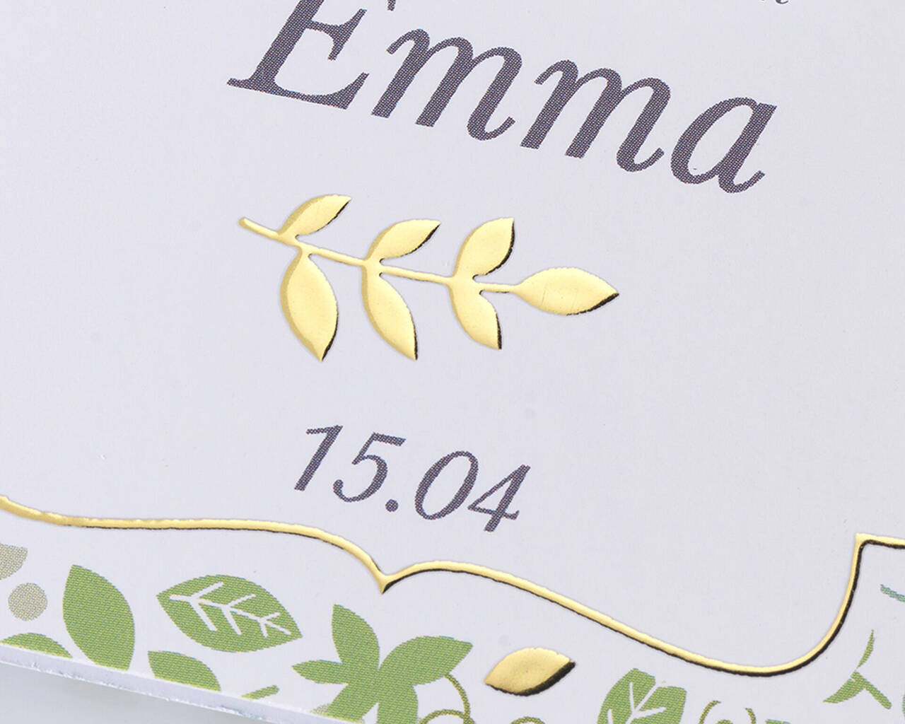 Une invitation soigneusement conçue pour une occasion spéciale avec le nom "Emma" et un motif de feuille dorée.