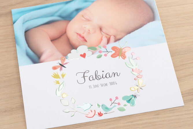 Un motif de carte conçu avec soin avec des éléments floraux et le nom "Fabian".
