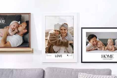Famille posant ensemble pour une photo pleine d'amour, entourée de beaux tableaux muraux.