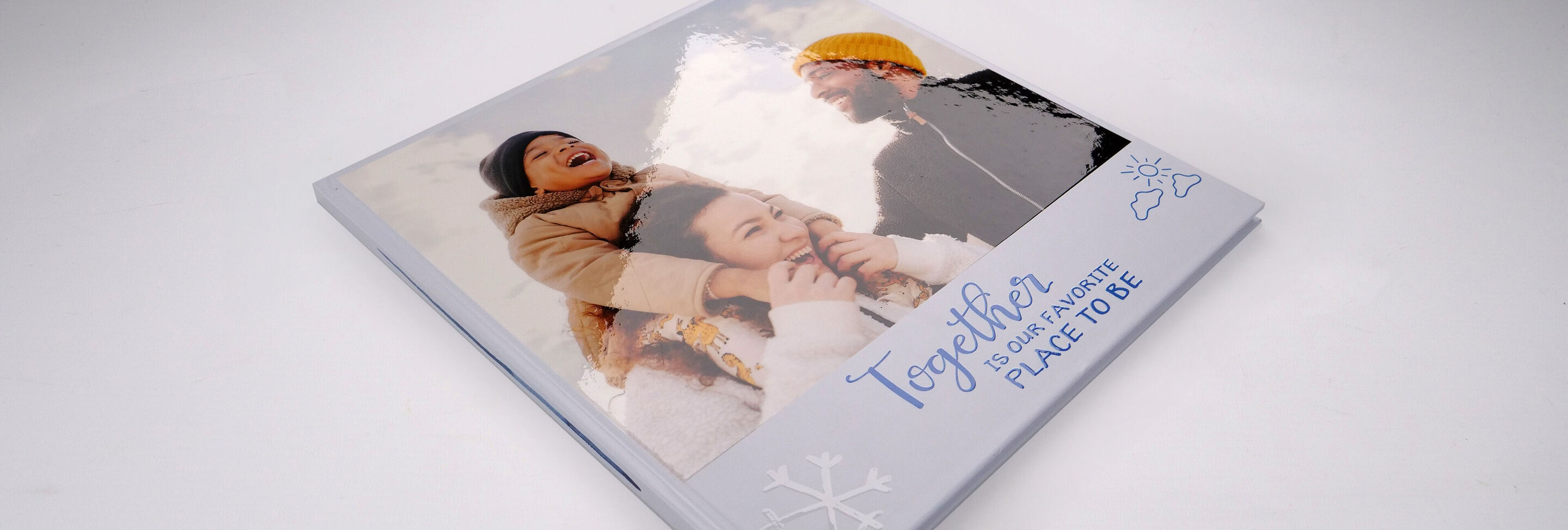 Livre photo avec des moments joyeux, entouré de flocons de neige et le texte "Together" écrit.