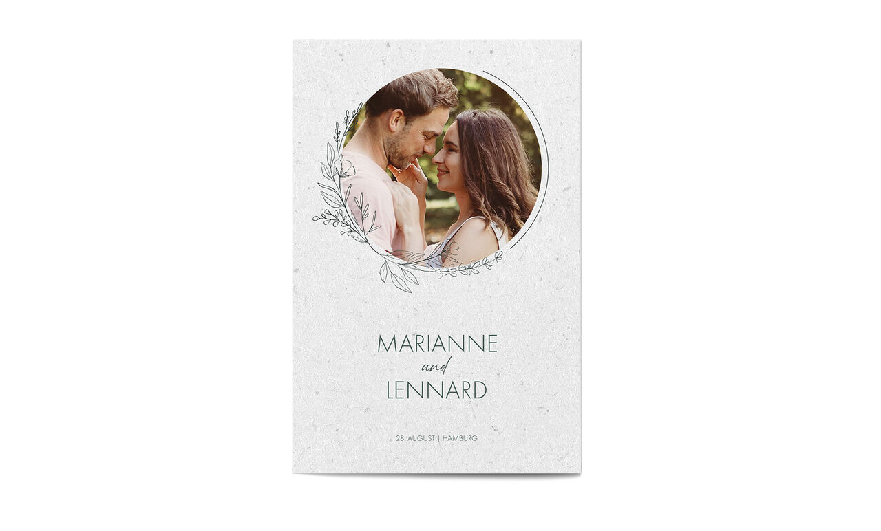 Carte d'invitation élégante avec un design floral pour une fête.