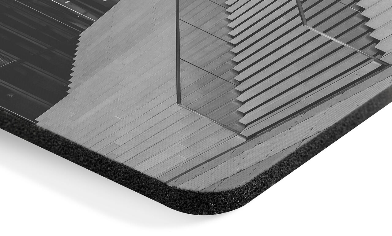 Gros plan d'une image murale de haute qualité avec une construction d'escalier moderne en noir et blanc.