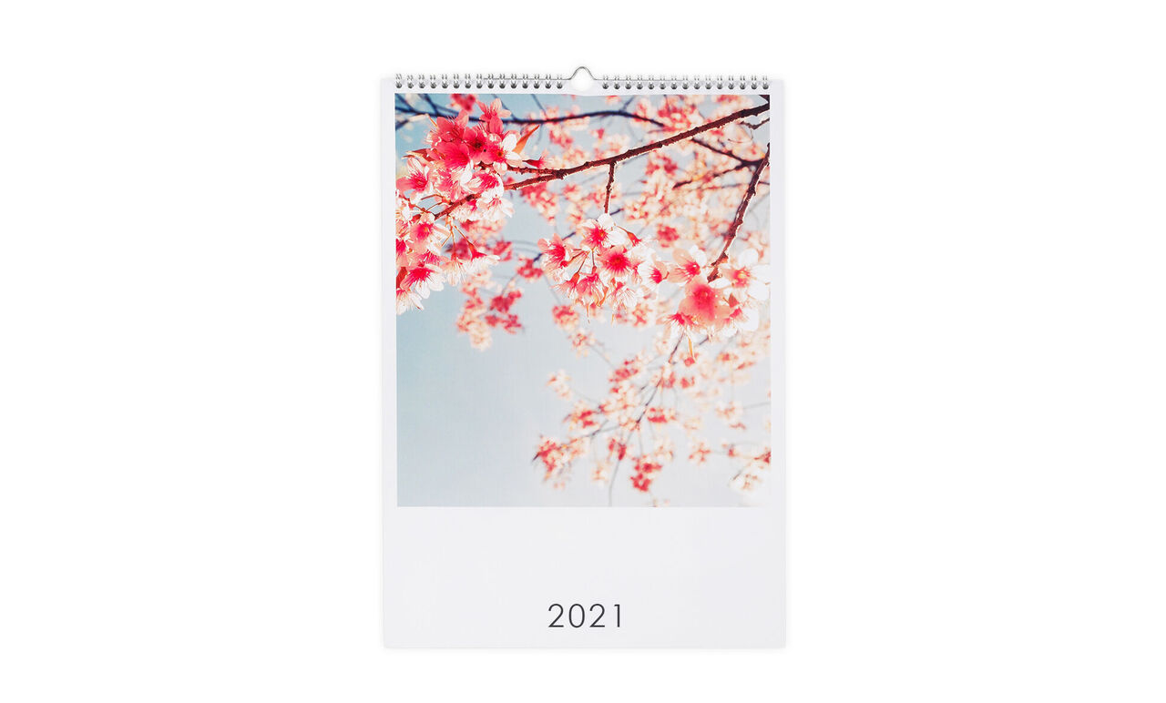 Beau calendrier CEWE avec des fleurs de cerisier et l'année 2021.