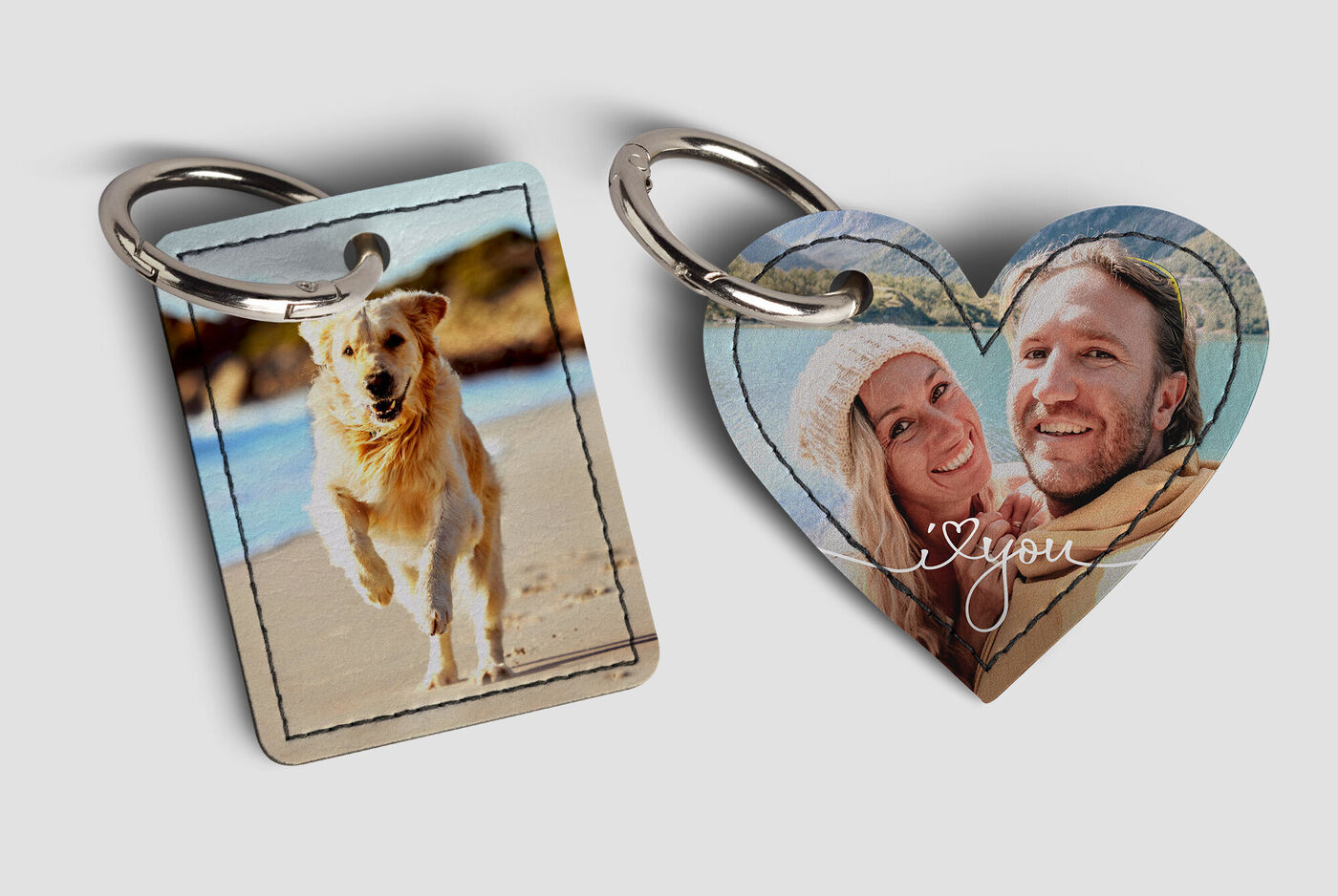Deux porte-clés personnalisés avec motifs photo, l'un avec un chien et l'autre en forme de cœur