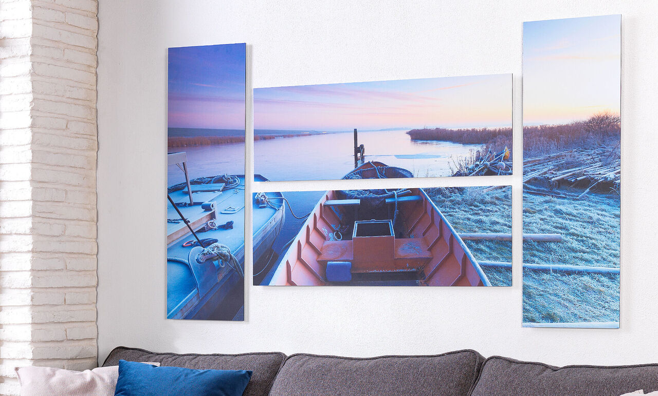 Paysage avec des bateaux sur l'eau et des couleurs douces de l'aube.