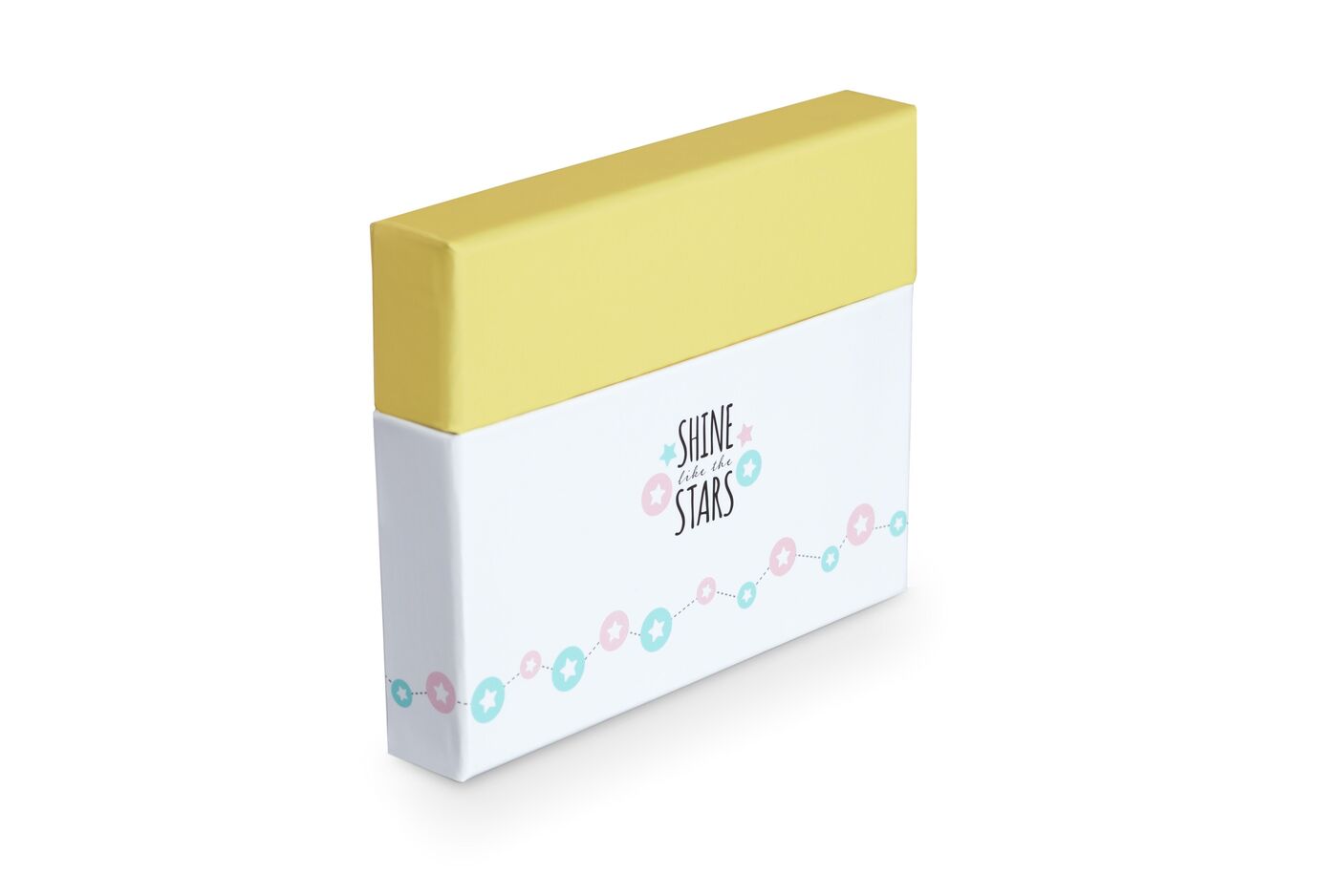 Un cadeau soigneusement emballé avec un couvercle jaune et un corps blanc, décoré de motifs colorés