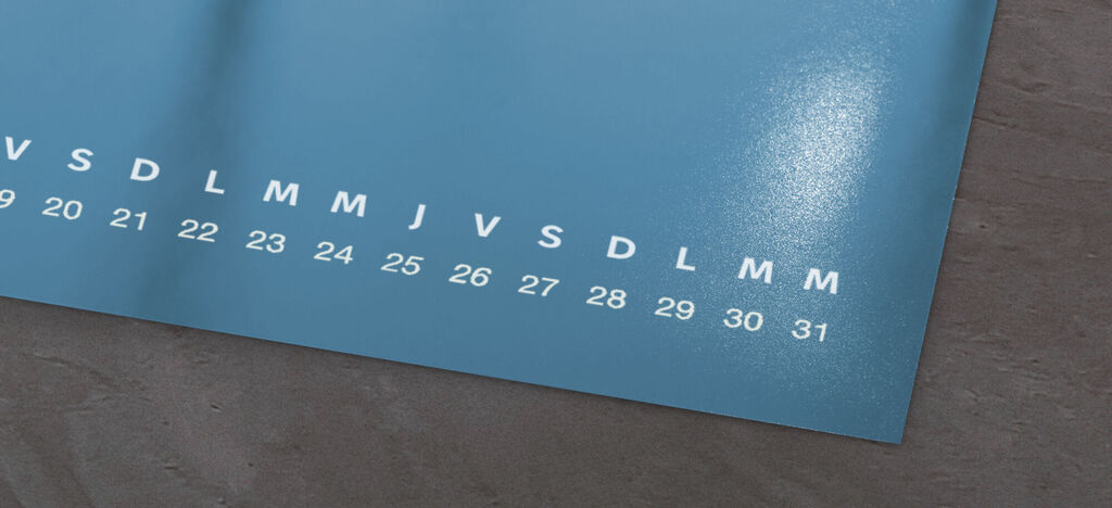 Un module de calendrier vierge avec un fond bleu. Les chiffres des jours du mois sont clairement visibles.