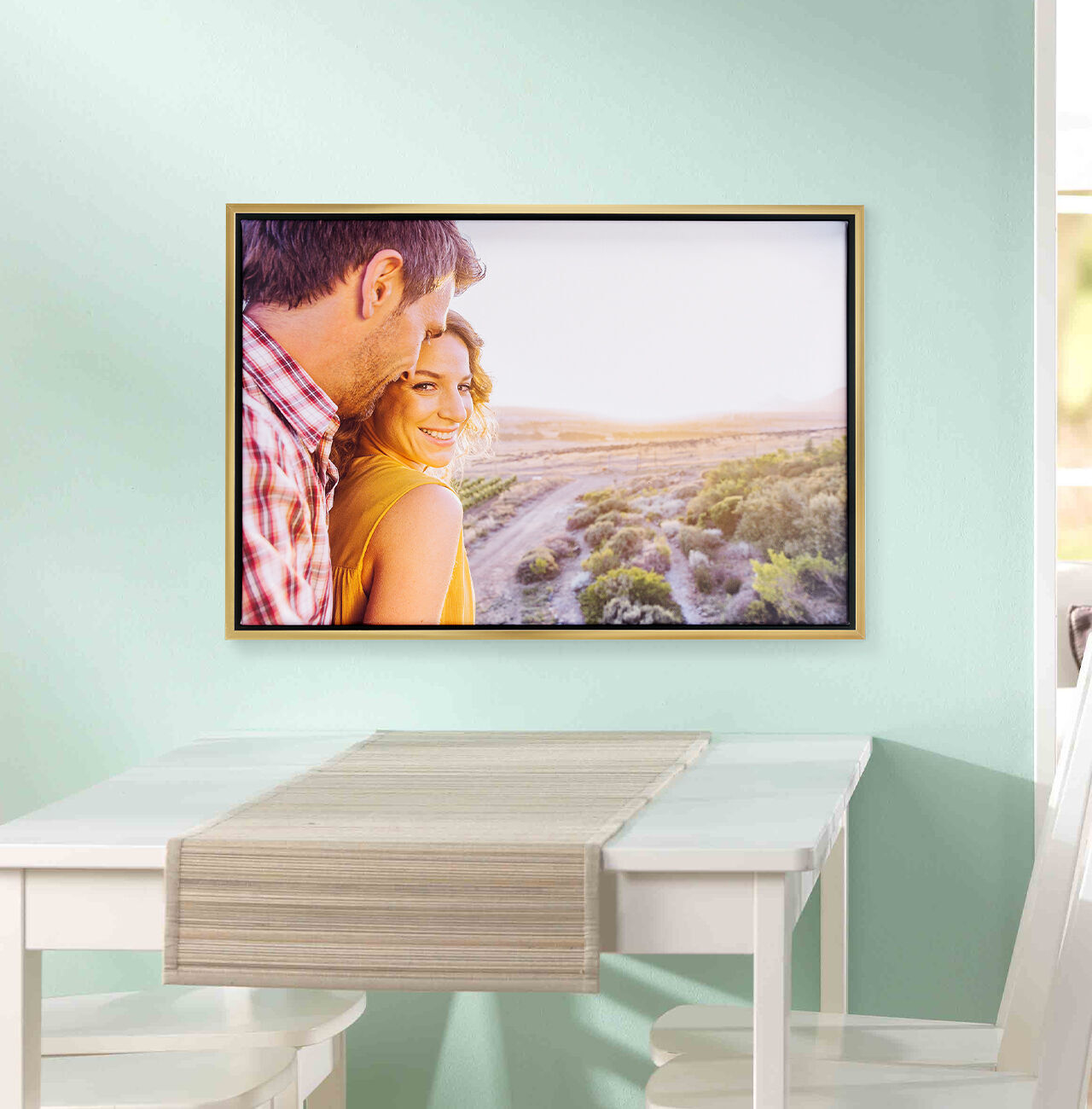 Une belle photo d'un couple regardant un paysage. Ils profitent du coucher de soleil, entourés de verdure.