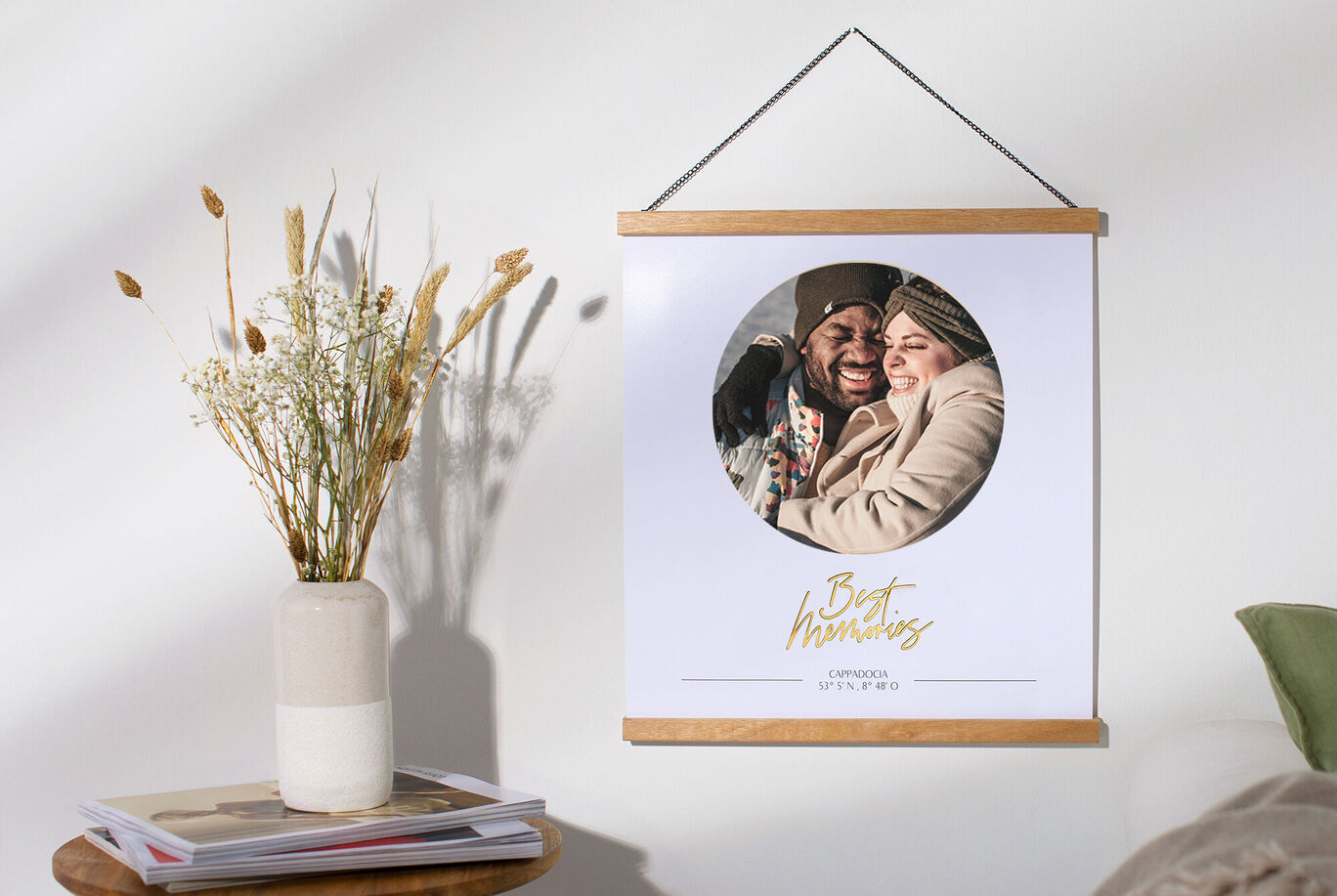 Un tableau mural élégant avec l'inscription "Best Moments", encadré de bois et décoré avec une fleur dans un vase.