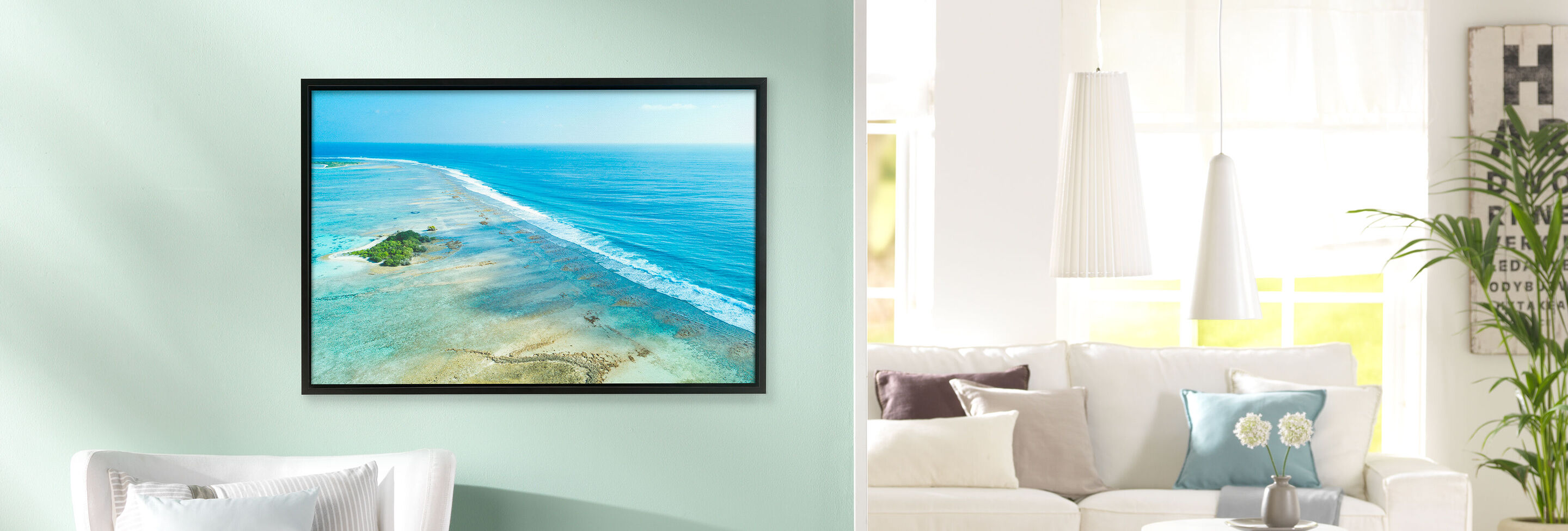 Vue aérienne d'une plage paradisiaque avec des eaux turquoise et des vagues douces, décorée dans un salon moderne.