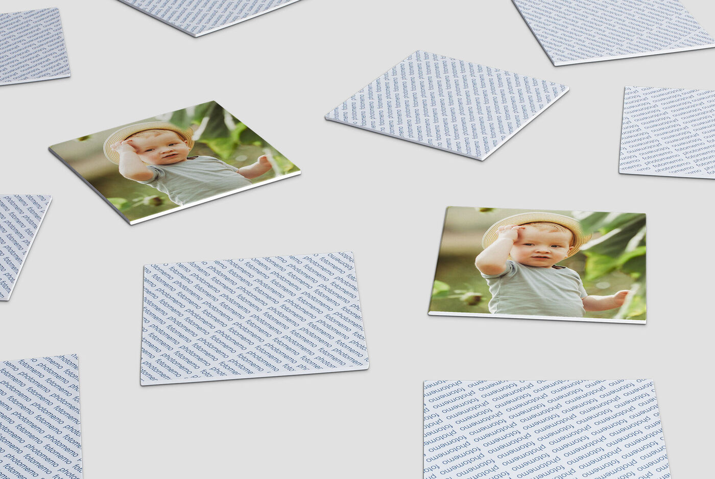 Enfant allongé sur un sol en bois parmi des cartes de jeu.