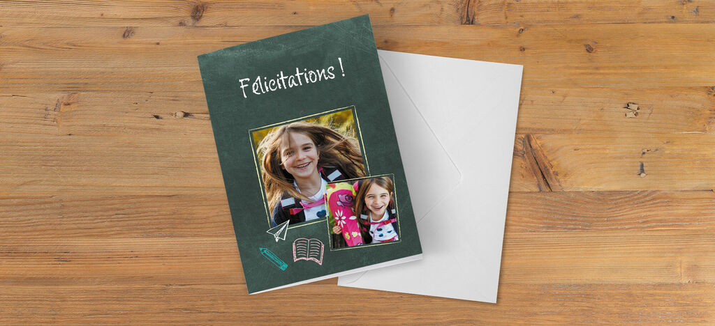 Carte de vœux créative sur fond en bois avec deux photos.