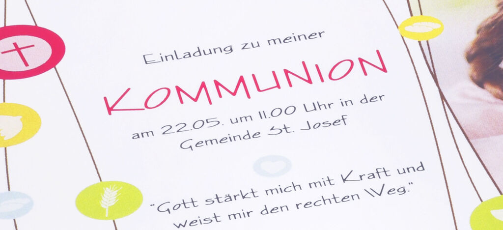 Invitation pour la communion avec des éléments de design colorés et joyeux