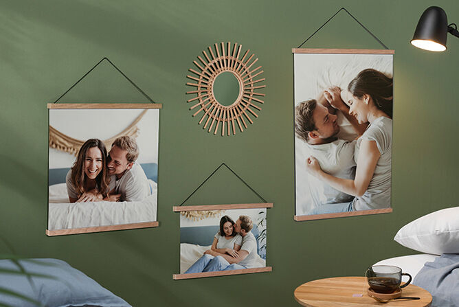 Deux images murales avec des couples amicaux dans une chambre confortable, entourés de douceur verte et de lumière chaleureuse.