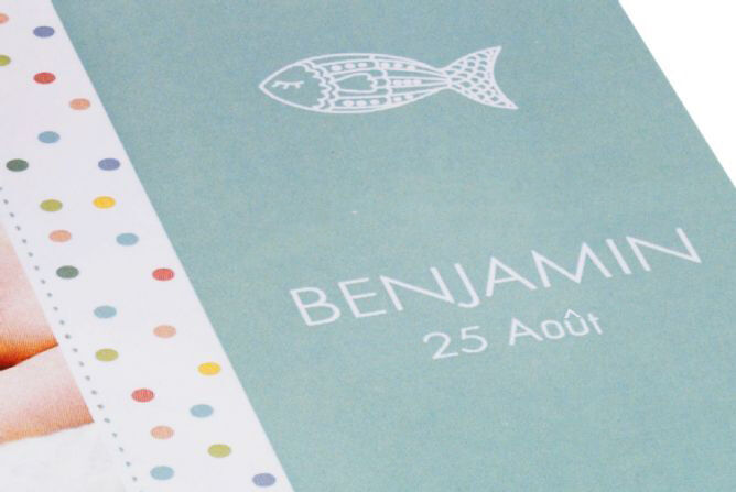 Vue de face d'un livre photo CEWE avec un motif de poisson et le nom BENJAMIN.