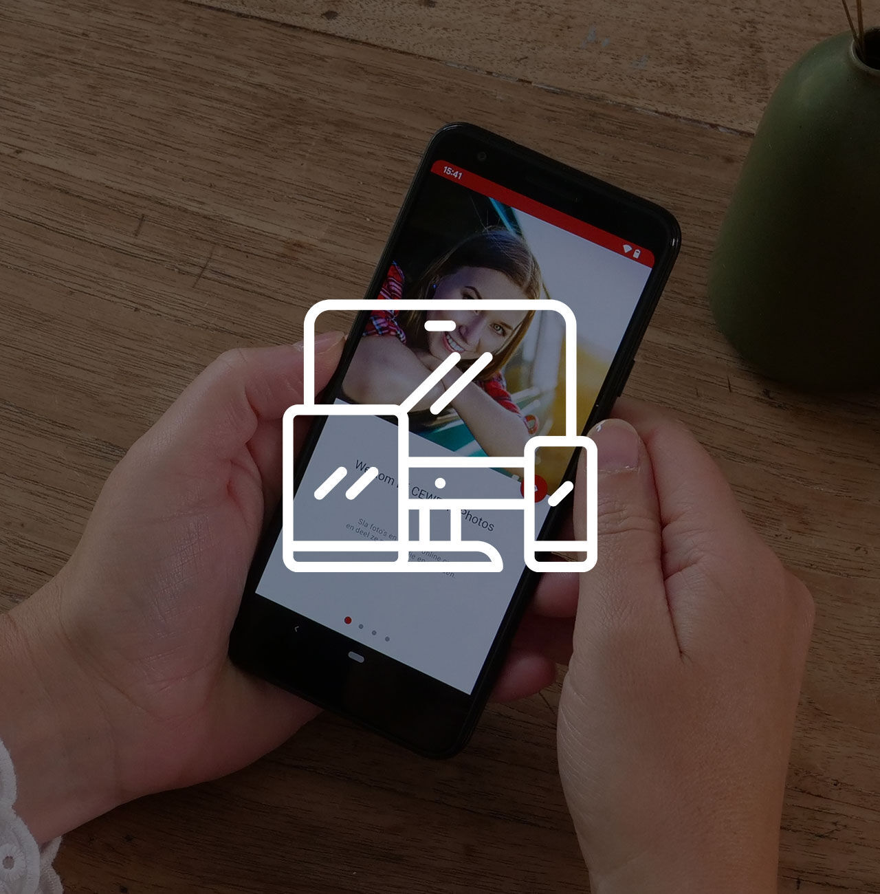 Des mains tiennent un smartphone montrant une galerie de photos.