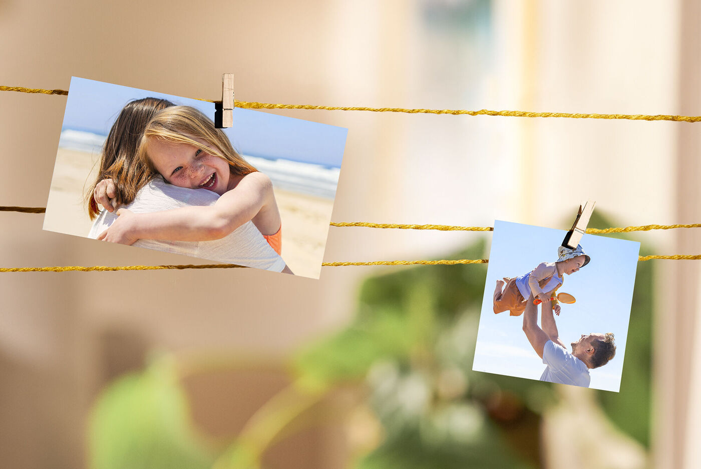 Deux photos suspendues à une corde, l'une montre une étreinte sur la plage, l'autre une personne portant un enfant.