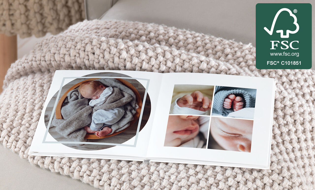 Un album photo tendre avec des photos de bébé sur une couverture douillette, album CEWE.