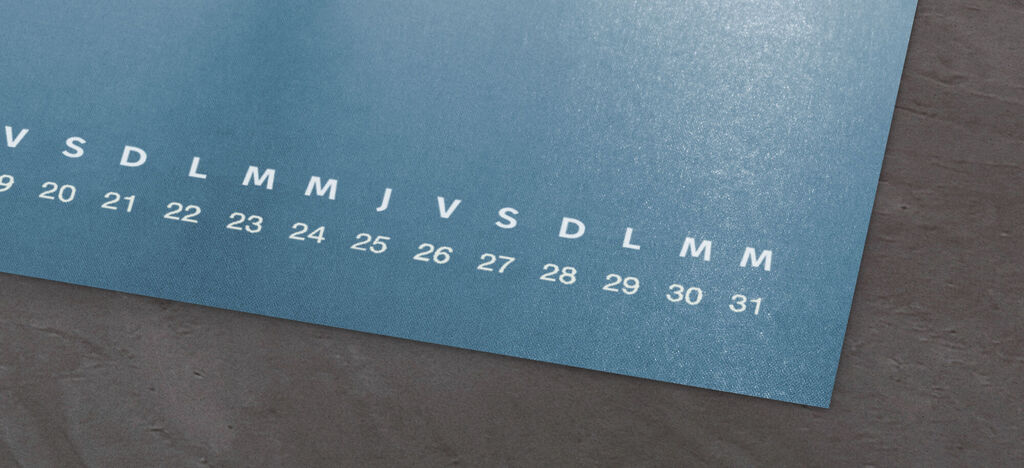 Feuille de calendrier avec fond bleu et dates
