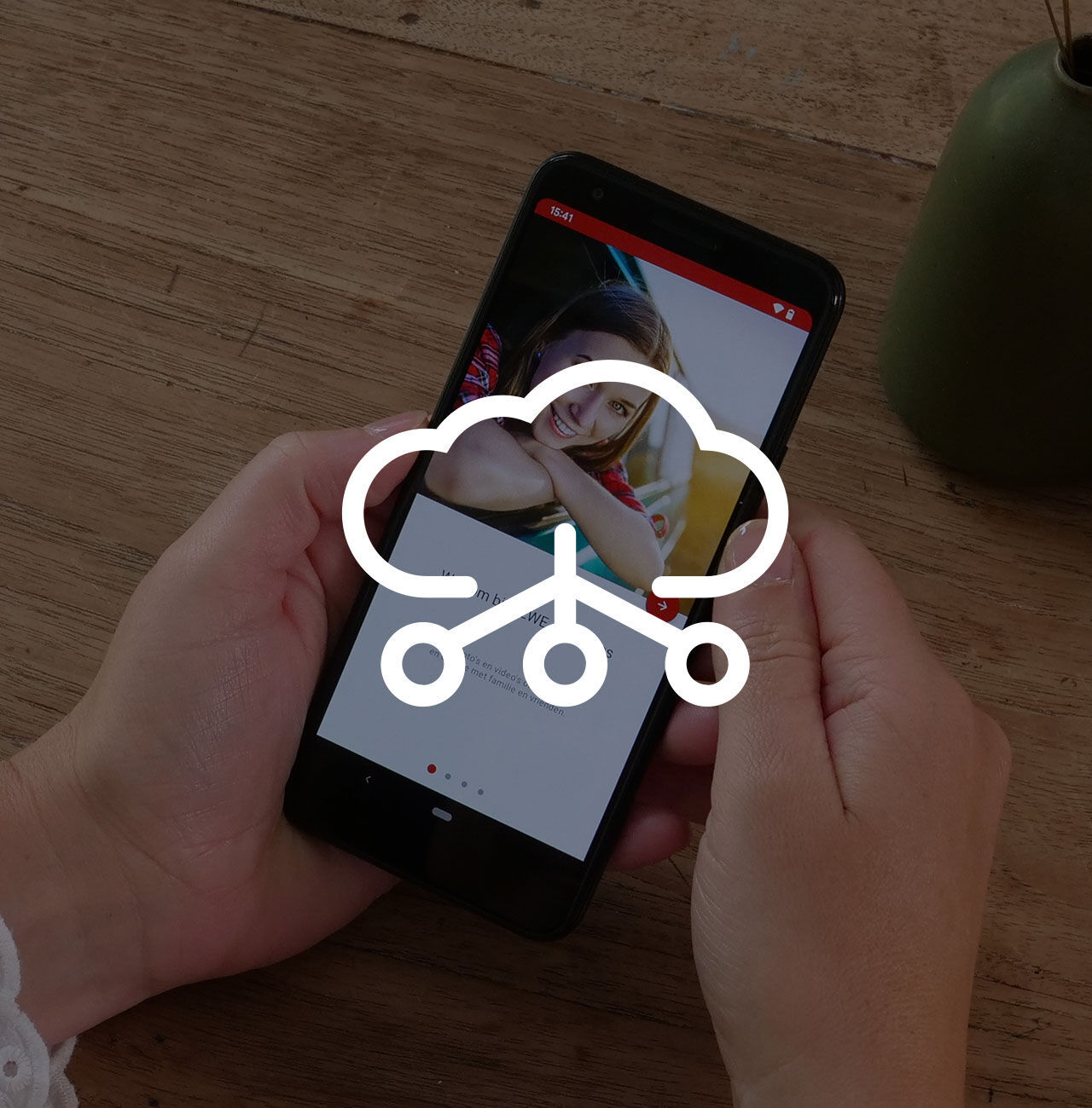 Une personne tient un smartphone affichant une app de stockage Cloud graphique.