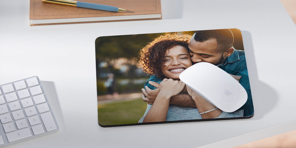 Un couple aimant s'enlace chaleureusement, entouré par la nature