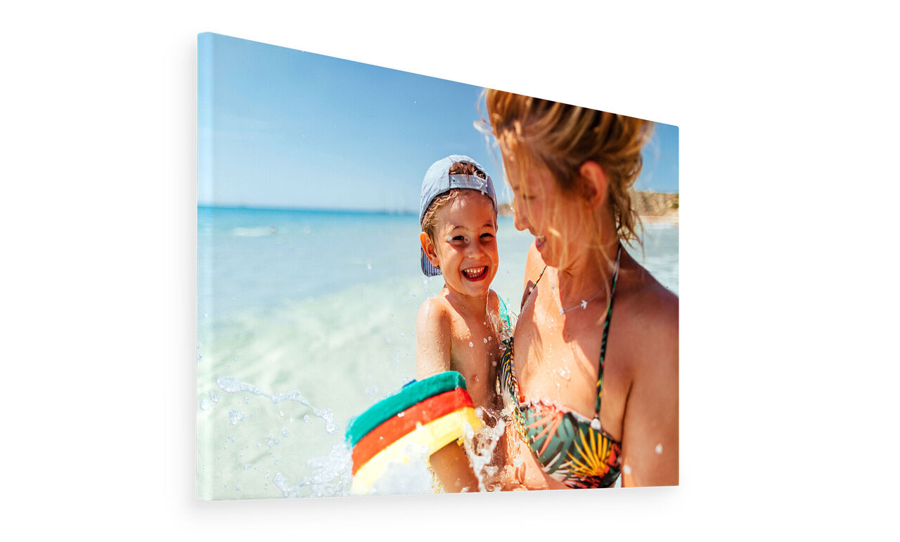 Une mère et son enfant à la plage, appréciant l'eau et le soleil.