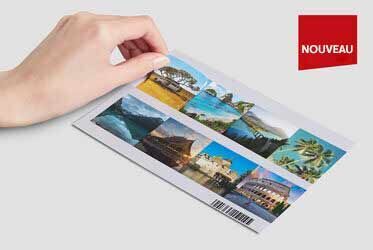 Une main tient une image avec diverses photos de voyage sur un bureau.