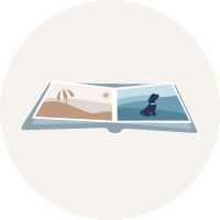 Livre-photo ouvert avec des souvenirs de voyage : plage et chien.