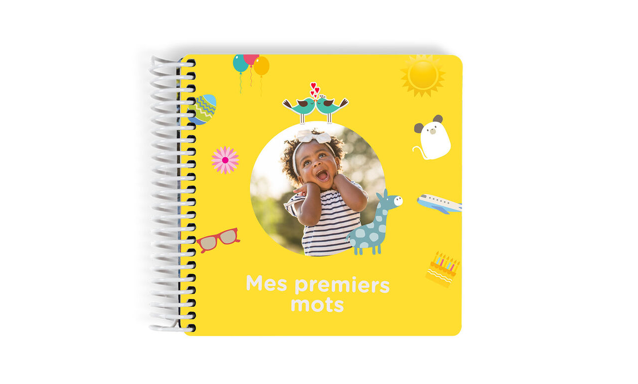 Un album photo joyeux et jaune avec des illustrations colorées et le titre 'Mes premiers mots'.