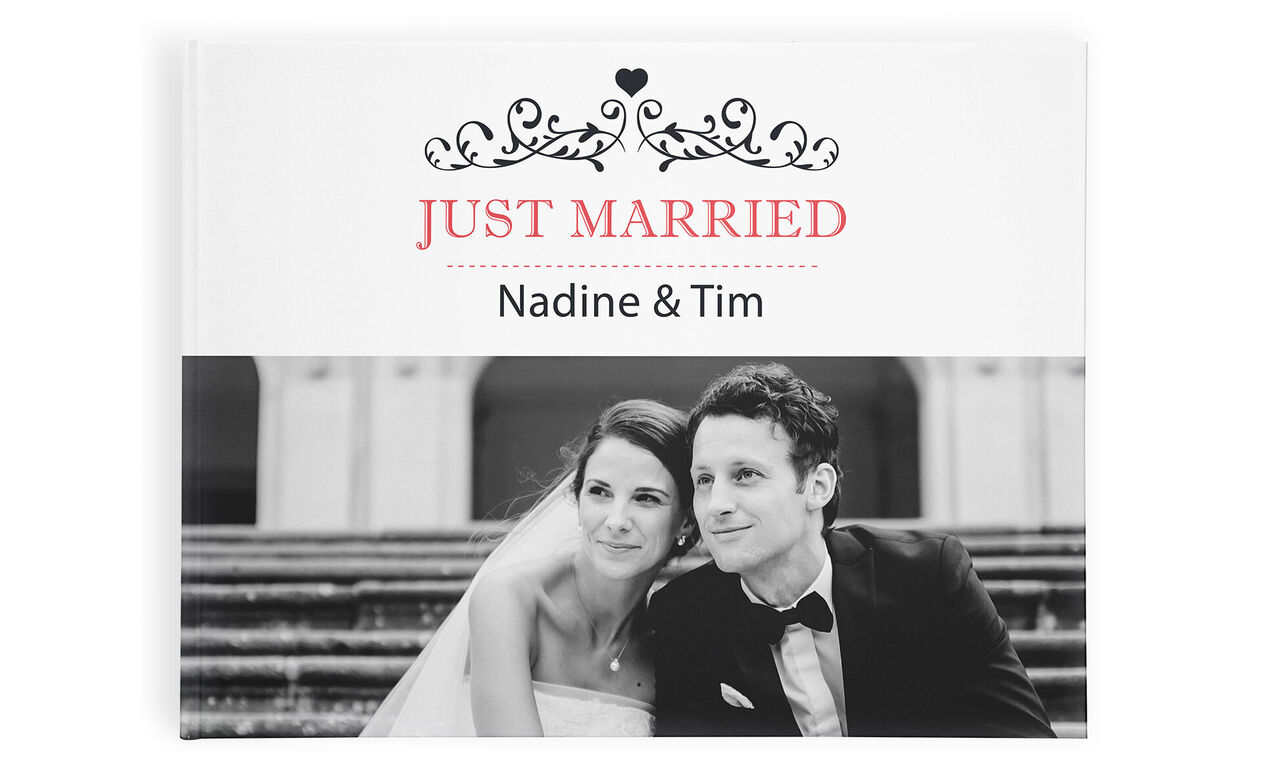 La mariée et le marié assis sur une marche, souriant, pendant qu'ils s'embrassent. La couverture du CEWE FOTOBUCH montre le titre "JUST MARRIED" avec leurs noms.