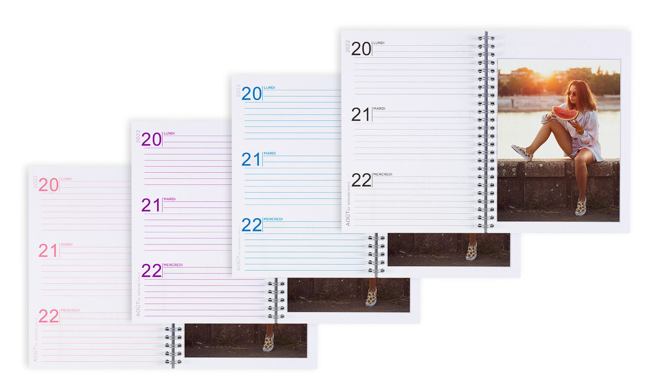 Feuilles colorées d'un calendrier avec une photo de silhouette